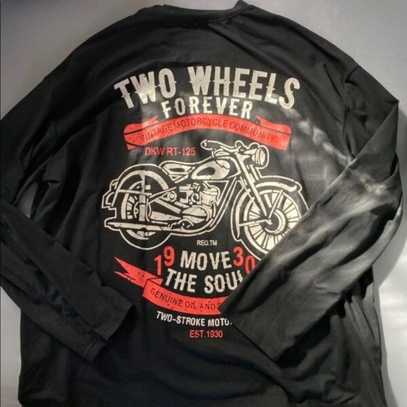 𝚆𝚘𝚖𝚎𝚗’𝚜 𝙶𝚛𝚊𝚙𝚑𝚒𝚌 𝚃-𝚂𝚑𝚒𝚛𝚝 - Picture 2 of 2